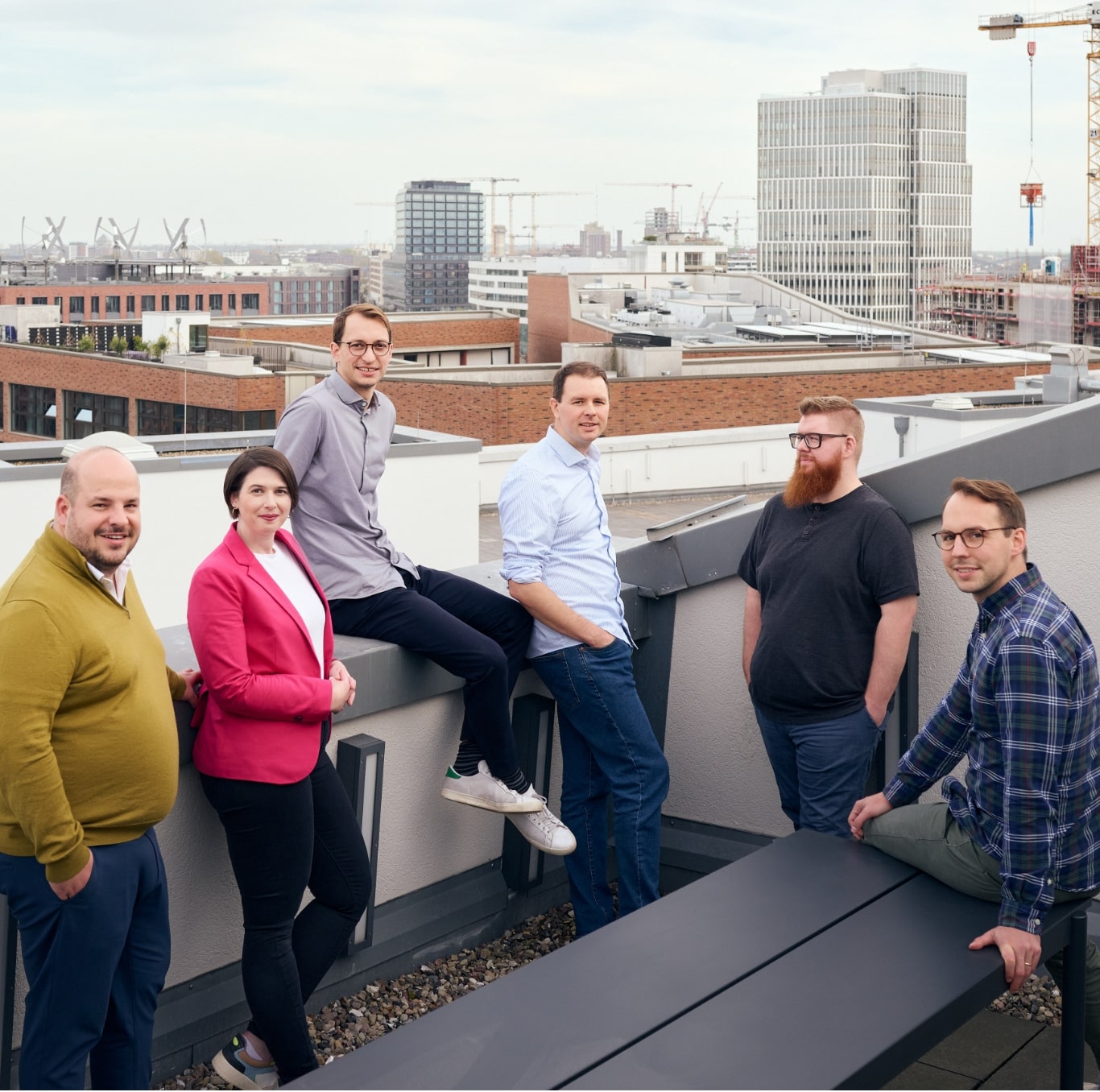 Das UserUp-Team auf einer Dachterrasse in Hamburg