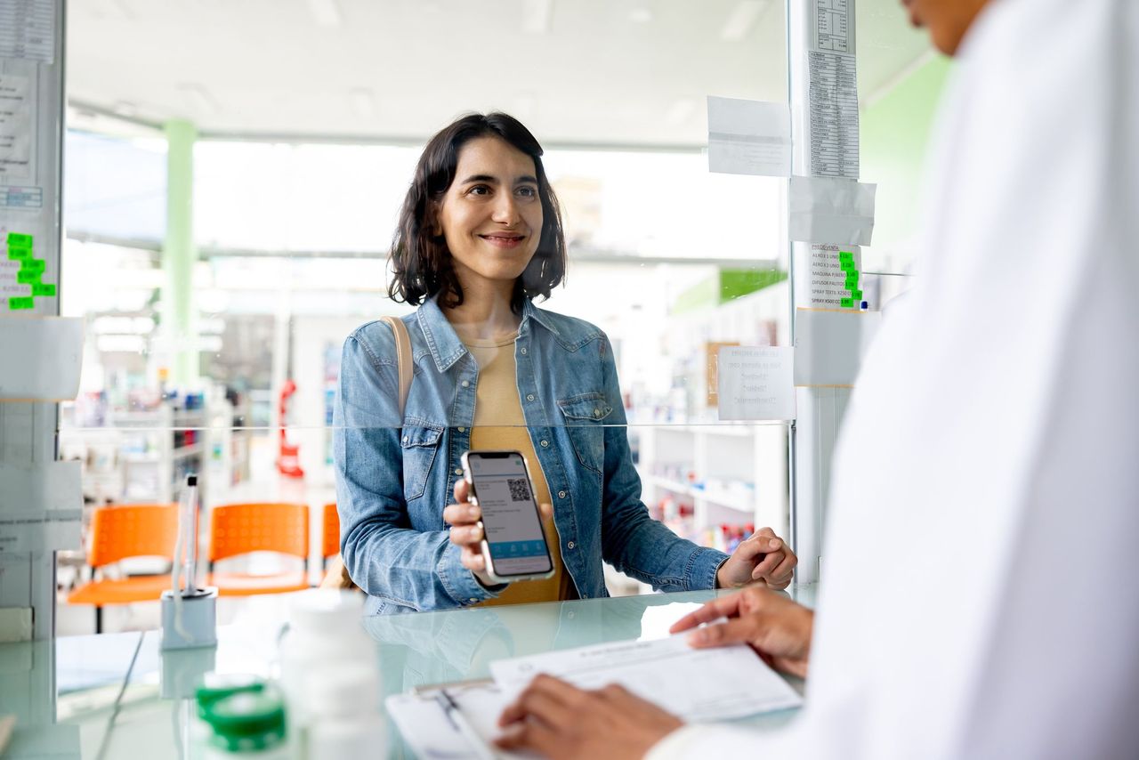 Kundin und Apothekerin am Tresen einer Apotheke